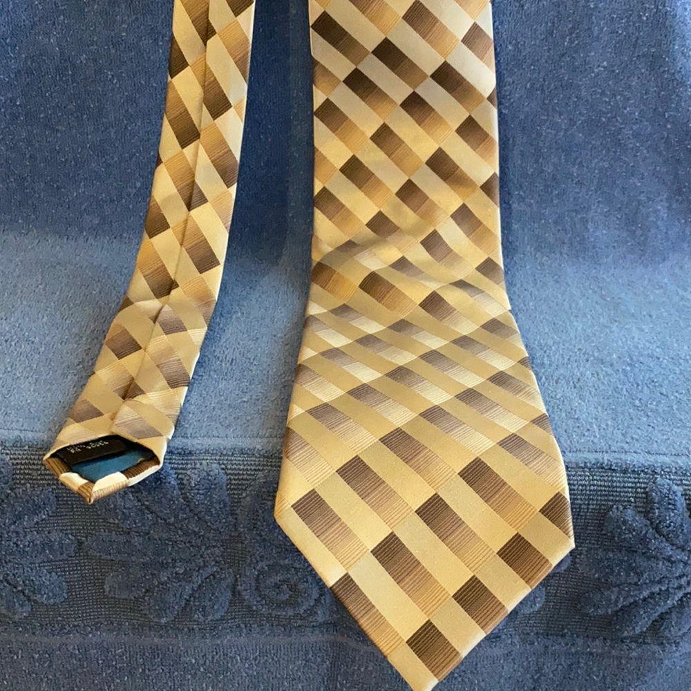 🏈 Renton necktie possible NFL link